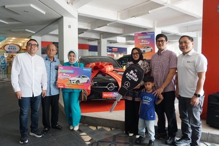 Vice President Consumer Business Area Sumatera Telkomsel, Saki H. Bramono bersama pemenang satu unit Mercedes-Benz A200 Abdul Wahid Rambey, S.H., usai penyerahan hadiah Program Undian Poin Akhir Tahun 2025 di Graha Merah Putih Medan pada Rabu (4/3/2026). IST