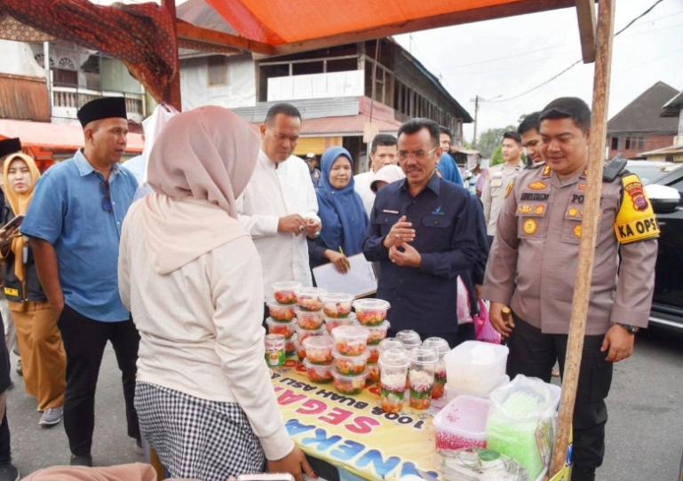 Wali Kota Pariaman, Yota Balad bersama Kepala BBPOM Padang, Martin Suhendri memeriksan jajanan pabukoan yang ada di Kota Pariaman, Senin (23/02/2026). IST