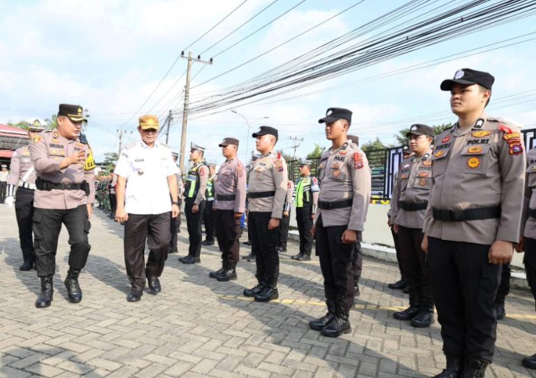 Kapolres Pariaman, AKBP Andreanaldo Ademi bersama Sekko Pariaman,  Afrizal Azhar periksa pasukan untuk pengamanan Lebaran di kota itu, Kamis sore (12/3/2026). IST
