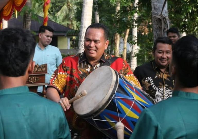 Wali Kota Yota Balad ikut memukul gandang tasa saat pembukaan  alek Nagari Desa Koto Marapak, Pariaman Timur, Kamis (26/3/2026). IST