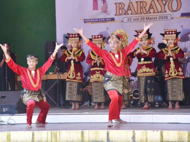 Penampilan tari dari Ajo dan Cik Uniang Piaman saat pembukaan iven wisata 