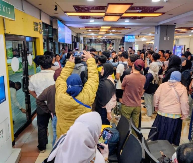 Suasana penumpang pesawat dengan penerbangan IU 905 rute PDG-CGK yang alami keterlambatan di terminal BIM, Minggu malam (29/3/2026). IST