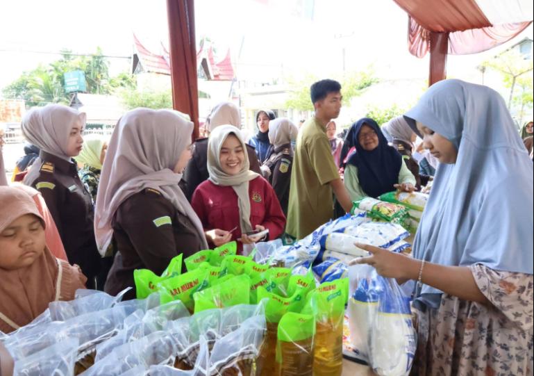Aktivitas pasar murah sembako yang diadakan Kejari Pariaman saat Ramadan, Kamis siang (12/3/2026). IST