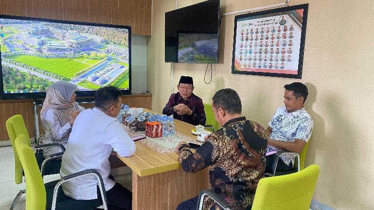 Pertemuan antara direksi RSUP Dr. M. Djamil dengan Wali Kota Payakumbuh Dr. dr. Zulmaeta, Sp.OG, KFM di Ruang Kerja Direktur Utama, Kamis (26/3/2026). IST