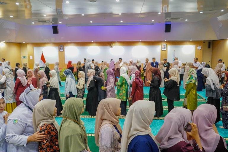 Berjabat tangan antarjajaran direksi, manajemen, dan seluruh civitas hospitalia saat Halalbihalal di Auditorium Lantai IV Gedung Administrasi dan Instalasi Rawat Jalan, Rabu (25/3). IST