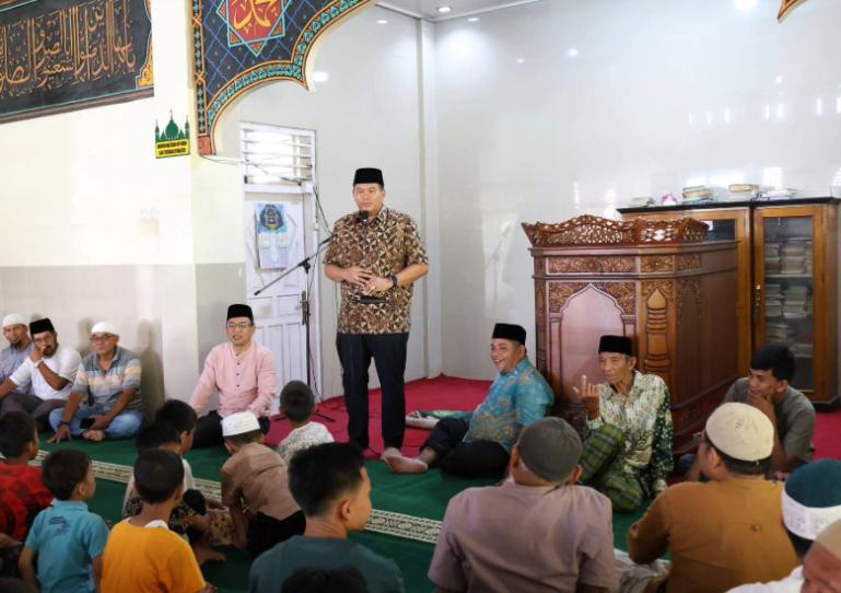 Wali Kota Pariaman, Yota Balad  paparkan progul kota itu saat Safari Ramadandi Masjid Taqwa Desa Bato Kecamatan Pariaman Timur, Kota Pariaman, Rabu malam (18/3/2026). IST