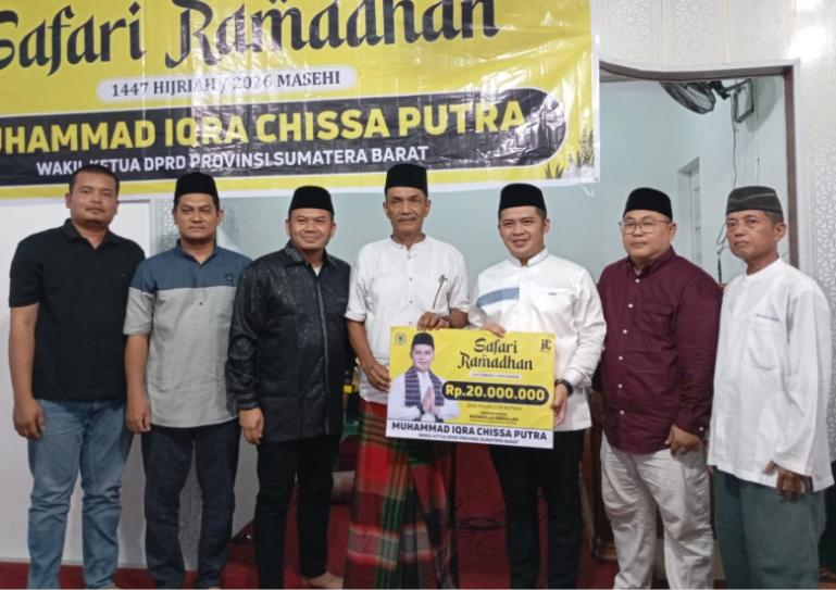 Wakil Ketua DPRD Sumbar, Iqra Chissa Putra saat laksanakan kegiatan Safari Ramadan di Musala Abdullah, Kelurahan Batipuh Panjang, Kecamatan Koto Tangah, Kota Padang, Minggu malam (8/3/2026). IST
