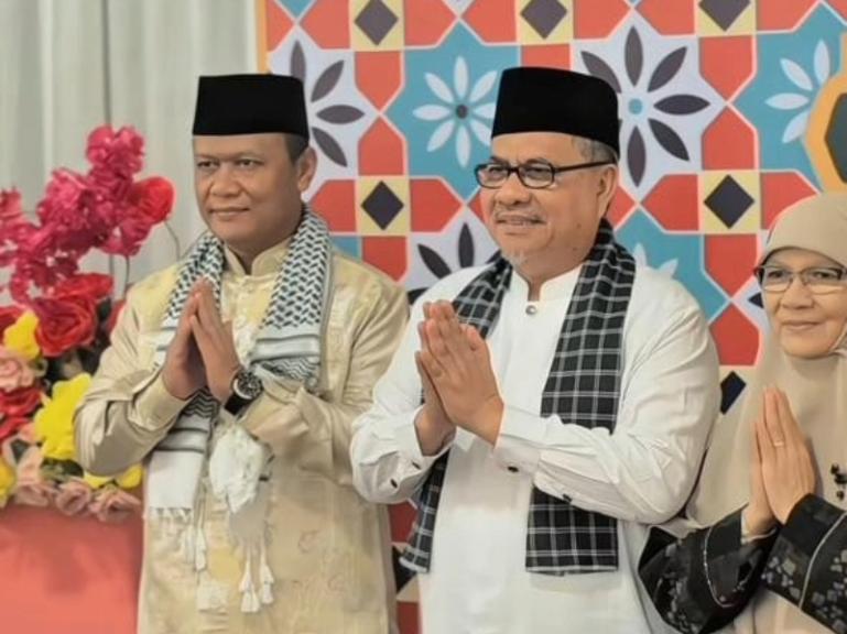 Ketua DPRD Sumbar, Muhidi bersama istri saat menyambut kehadiran Kapolda Sumbar, Irjen Pol Gatot Tri Suryanta saat open house di rumah dinasnya, Sabtu (21/3/2026). IST