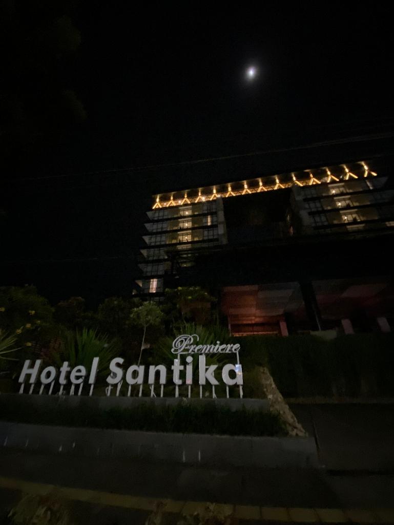 Hotel Santika Premiere Padang bersama Amaris Hotel Padang melaksanakan aksi pemadaman lampu selama satu jam penuh pada Sabtu (28/3/2026). IST