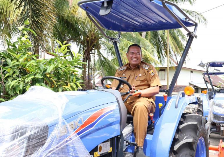 Wali Kota Pariaman Yota Balad mencoba duduk pada salah satu traktor pertanian bantuan Kementan bagi sejumlah Keltan di Kota Pariaman, Selasa (20/1/2026). IST