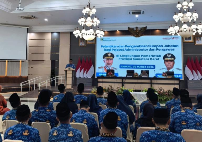 Sekretaris Provinsi (Sekprov) Sumbar, Arry Yuswandi, beri arahan pada 32 orang pejabat administrator dan pengawas yang baru dilantik di Auditorium Gubernuran, Jumat (6/3/2026). IST
