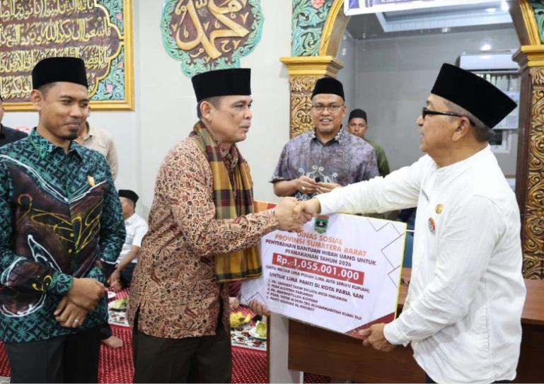 Sekko Pariaman Afrizal Azhar menerima secara simbolis bantuan dari Pemprov Sumbar panti asuhan yang ada di Kota Pariaman saat kehadiran Tim Safari Ramadan Pemprov Sumbar, Jumat (27/2/2026) malam. IST