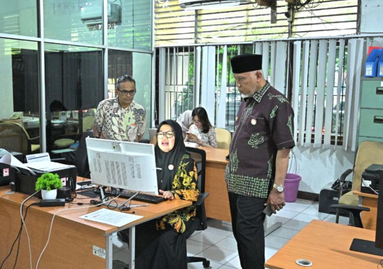 Gubernur Sumbar, Mahyeldi Ansharullah melakukan inspeksi mendadak (sidak) ke Dinas Pendidikan dan Dinas Kesehatan Provinsi Sumbar, Kamis (5/3/2026). IST