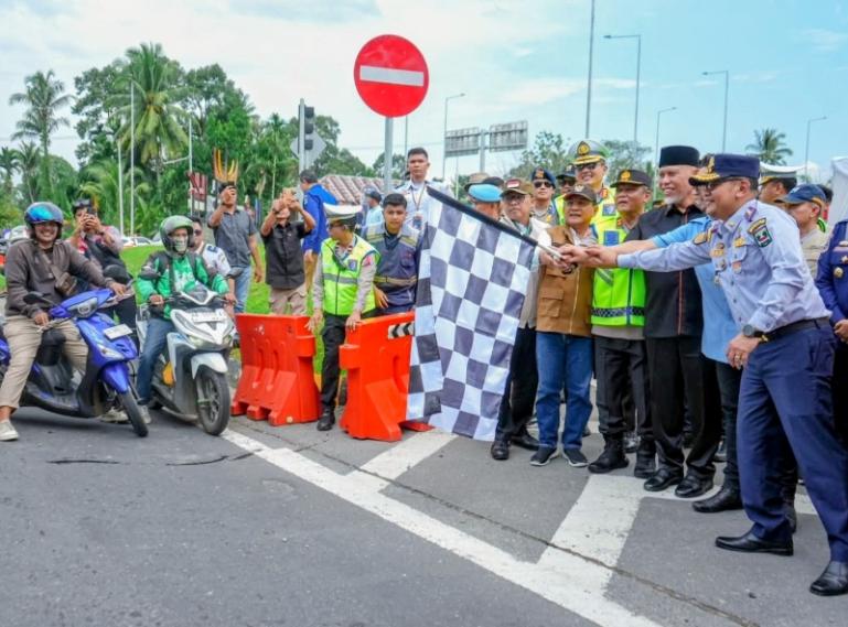 Gubernur Mahyeldi bersama Kapolda Irjen Pol Gatot Tri Suryanta dan lainnya resmikan penerapan arus mudik one way di jalur Lembah Anai, Kamis (19/3/2026). IST