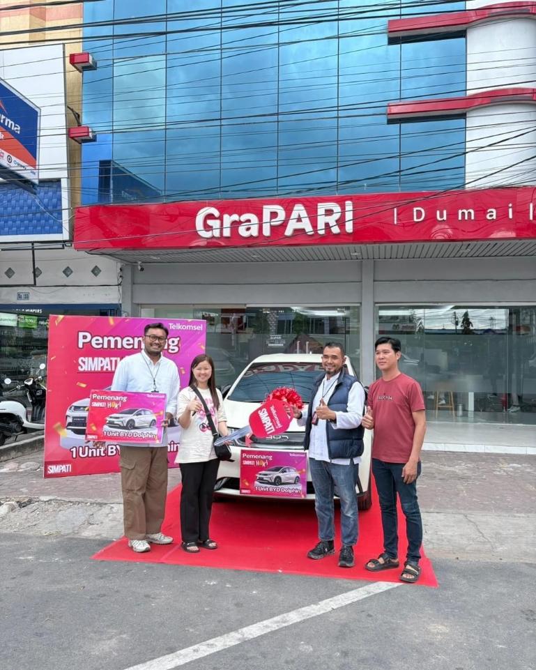 Pelanggan asal Dumai, Sulyani, berhasil memenangkan hadiah utama satu unit mobil listrik BYD Dolphin dari program loyalitas SIMPATI HOKI. IST