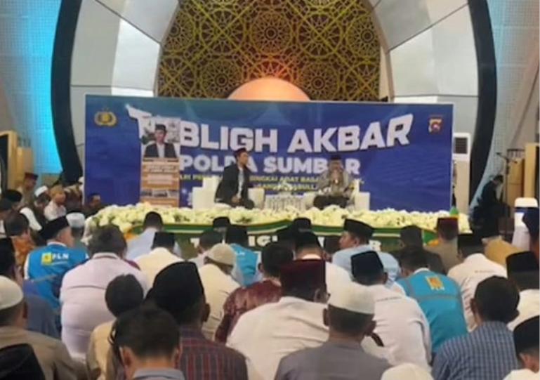 Ustadz Abdul Somad saat memberikan tausiyahnya saat Tabligh Akbar yang diadakan di Masjid Raya Syekh Ahmad Khatib Al-Minangkabawi, Senin (16/3/2026). IST