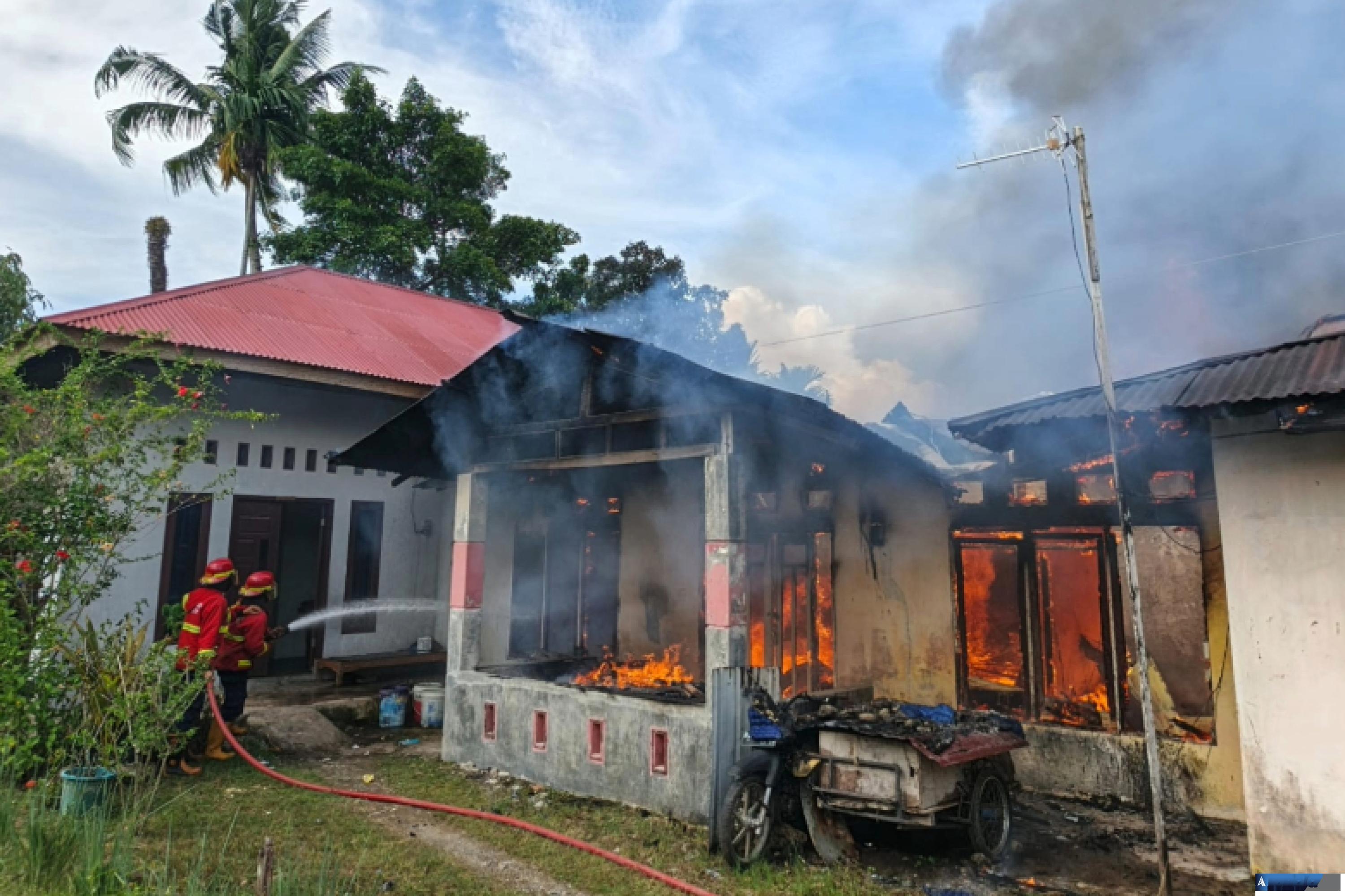 Kondisi rumah warga di Kelurahan Tabiang Banda Gadang, Kecamatan Nanggalo, yang masih terbakar,  Jumat (27/3/2026) sore. (dok: arunala.com)