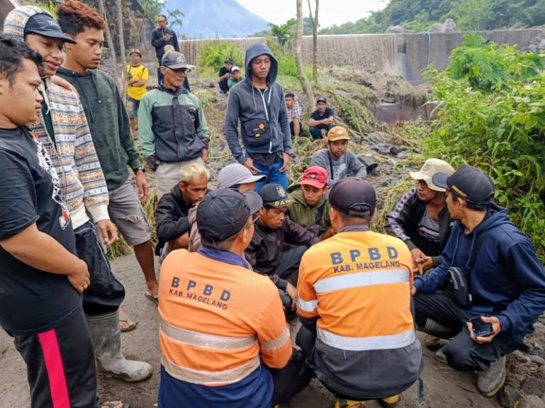 Tim BPBD Kabupaten Magelang bersama tim SAR gabungan tengah dalam proses pencarian warga yang hanyut akibat banjir lahar dingin sekitar Gunung Merapi, Kamis (5/3/2026). IST