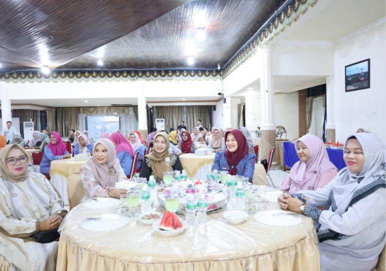 Ketua TP PKK Kota Pariaman, Ny Yosneli Balad bersama anggota buka bersama Senin (9/3/2026). IST
