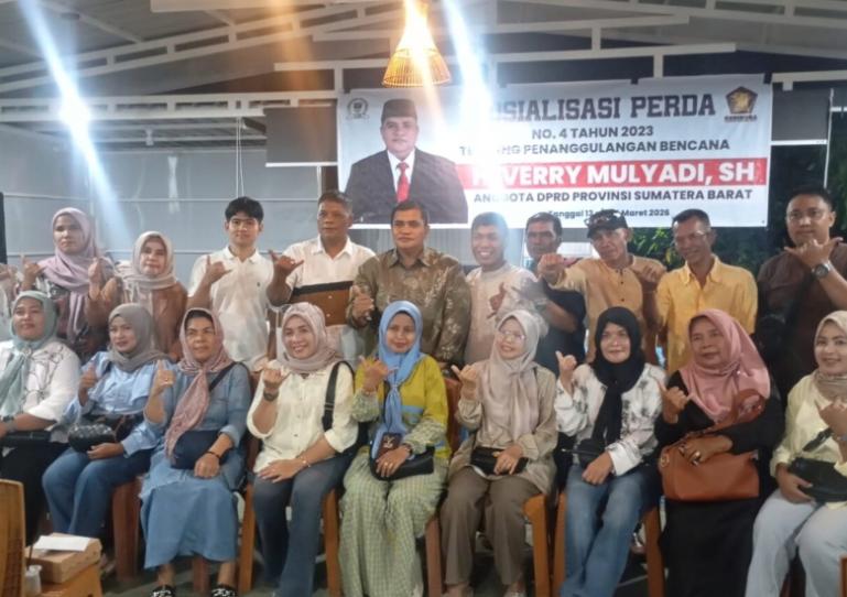 Sekretaris Komisi IV DPRD Sumbar Verry Mulyadi bersama peserta yang ikut sosialisasi Perda tentang Penanggulangan Bencana di Padayo, Kelurahan Indarung, Kecamatan Lubuk Kilangan, Jumat (13/3/2026). IST