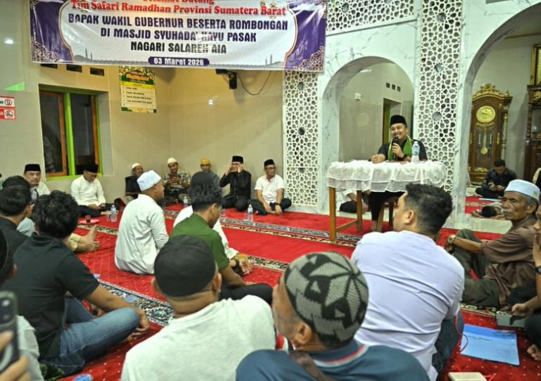 Wagub Sumbar Vasko  Ruseimy saat lakukan Safari Ramadan di di Masjid Suhada' Kayu Pasak, Nagari Salareh Aia, Kecamatan Palembayan, Selasa malam (3/3/2026). IST