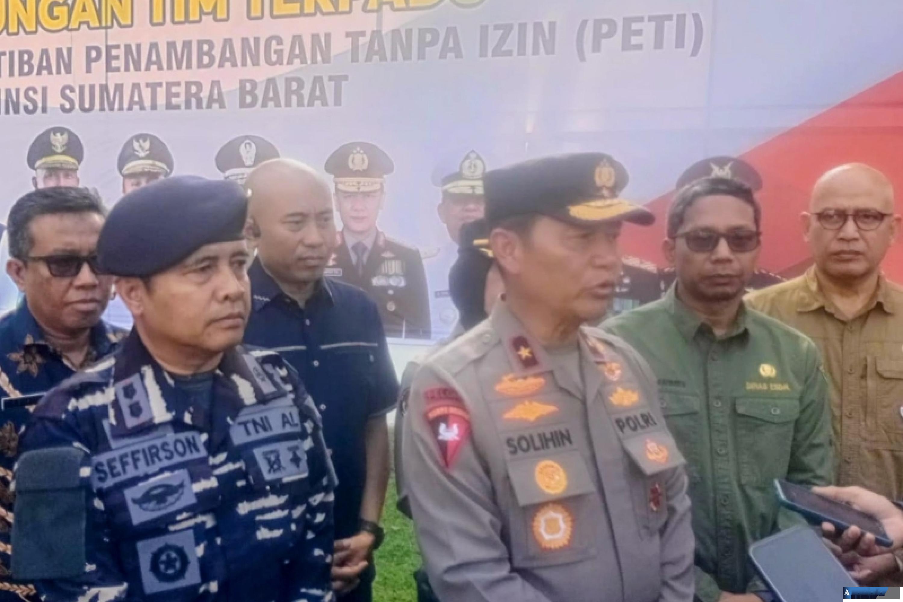 Wakapolda Sumbar, Brigjen Pol Solihin saat diwawancari wartawan seusai apel gabungan tim terpadu penertiban PETI di Sumbar dihalaman kantor Gubernur, Kamis (12/3/2026). (dok : arunala.com)