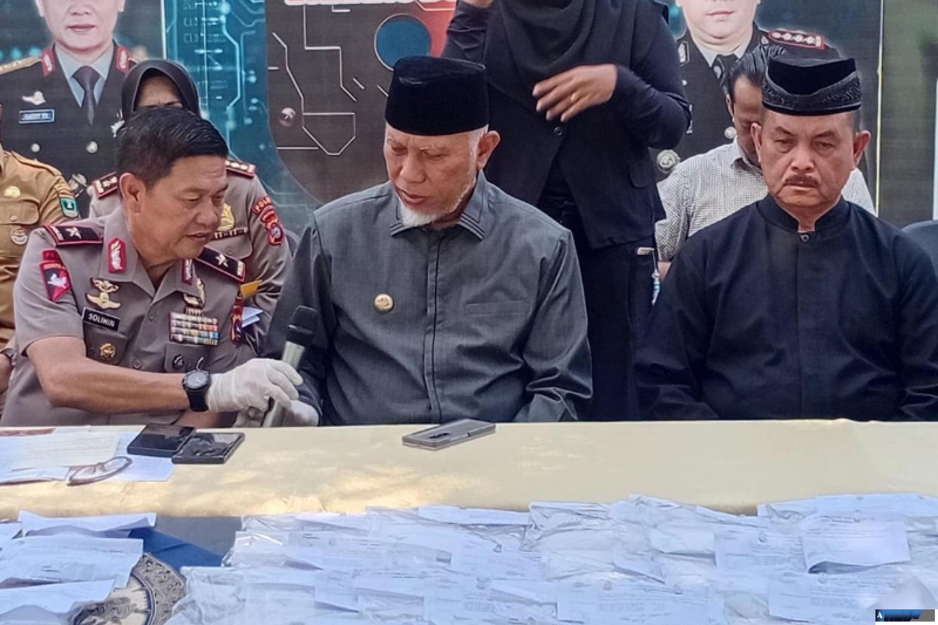 Wakapolda Sumbar, Brigjen Pol Solihin bersama Gubernur Mahyeldi dan Ketua LKAAM Sumbar, Fauzi Bahar saat pemusnahan barang bukti sabu di Mapolda Sumbar, Selasa (3/3/2026). (dok : arunala.com)