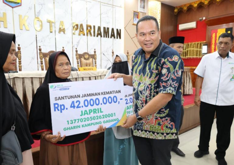 Wako Yota Balad serahkan santunan kematian kepada ahli waris peserta BPJS Ketenagakerjaan yang dibiayai Pemko Pariaman, Senin (2/3/2026). IST