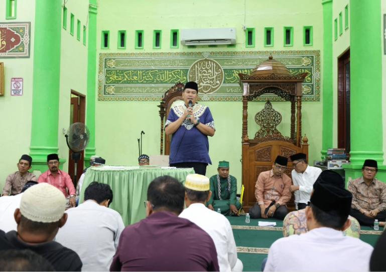 Wako Pariaman, Yota Balad saat paparkan program pemko dihadapan jamaah Masjid Annur Zainul, Dusun Kampung Paneh, Desa Bungo Tanjung, Pariaman Timur saat awali Safari Ramadan, Senin malam (2/3/2026). IST