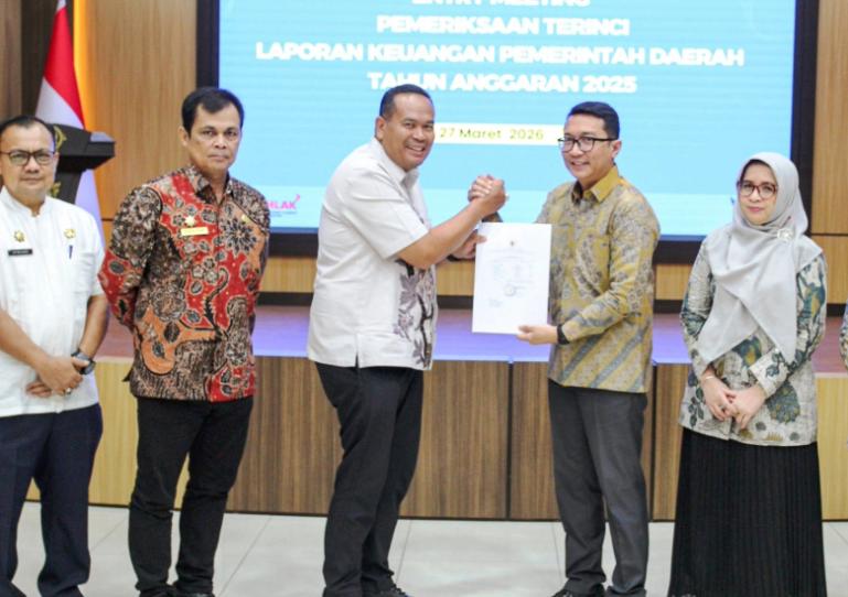 Wali Kota Pariaman Yota Balad serahkan dokumen LKPD tahun 2025 kepada Kepala Bidang Pemeriksaan Sumbar I BPK Sumbar, Roni Altur di Aula Kantor BPK RI di Padang, Jumat siang (27/3/2026). IST
