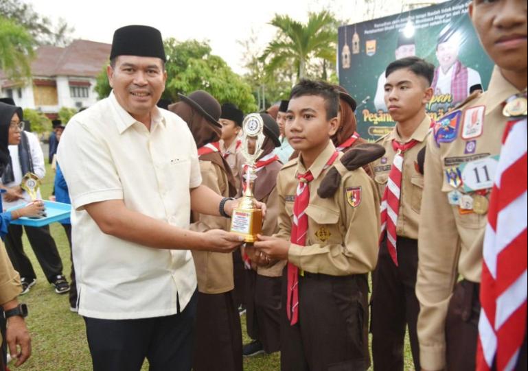 Wali Kota Yota Balad didampingi Wakil Wali Kota Mulyadi serahkan hadiah kepada para pemenang kegiatan lomba saat penutupan Pesantren Ramadan di kota itu, Jumat (13/3/2026). IST