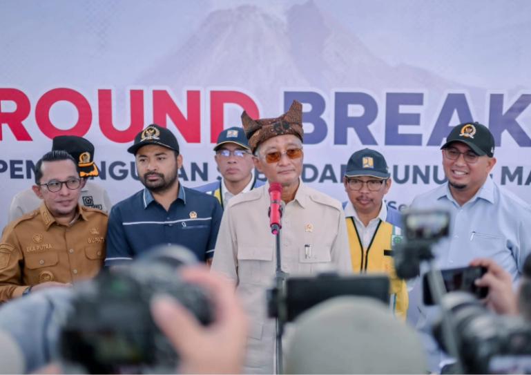 Anggota Komisi V DPR RI, Zigo Rolanda (baju gelap) dampingi Menteri PU Dody Hanggodo saat ground breaking pembangunan Sabo Dam Gunung Marapi di Nagari Sungai Jambu, Tanahdatar, Selasa (3/3/2026). IST