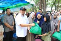 Andre Rosiade Serahkan Bantuan untuk 1.500 Warga Kota Pariaman