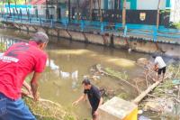 Hambat Aliran Sungai Pampan, Perkim dan LH Bersihkan Batang Pohon Tumbang di Sungai Itu