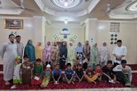 Jelang Idul Fitri, Pengurus Masjid Thariqatul Jannah Serahkan Santunan kepada Anak Yatim dan Dhuafa