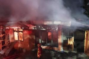 Jelang Salat Subuh, Rumah dan Warung Terbakar  di Sebelah Kampus UNP Lubuk Buaya