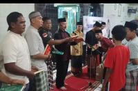 Perkokoh Keimanan Remaja Batang Kabuang Gantiang, Ketua LKAAM Serahkan Sejumlah Kitab Al Quran
