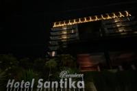 Santika Premiere dan Amaris Padang Padamkan Lampu Satu Jam, Dukung Earth Hour 2026