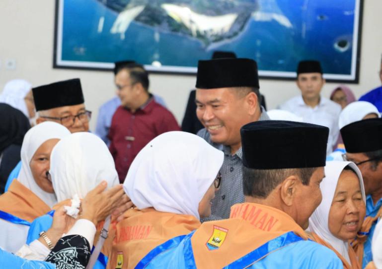 Wali Kota Pariaman, Yota Balad menyalami para jamaah calon haji asal Kota Pariaman yang akan berangkat menuju Tanah Suci, Selasa (28/4/2026). IST