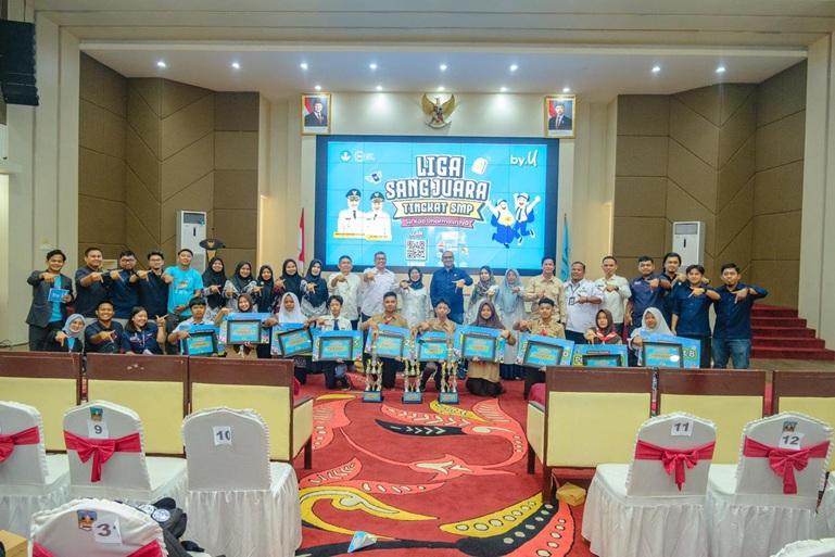 Wakil Bupati Dharmasraya Leli Arni bersama pemenang Liga Sang Juara se-Kabupaten Dharmasraya yang digelar Telkomsel. IST