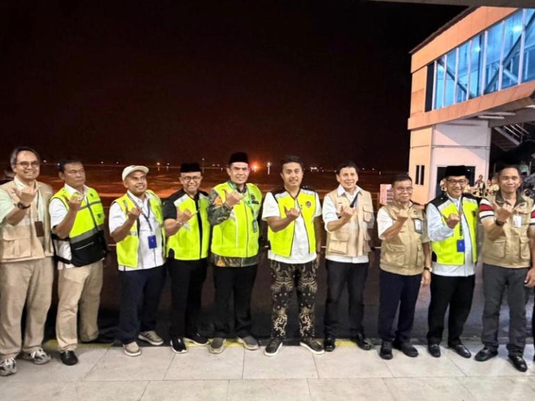 GM BIM Dony Subardono, bersama Wagub Sumbar, Vasko Ruseimy dan pejabat Sumbar lainnya saat akan melepas keberangkatan kloter 1 jamaah calon haji Sumbar di BIM, Jumat (24/4/2026) dini hari. IST