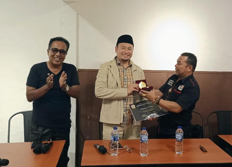 Ketua umum JPS, Adrian Tuswandi serahkan penghargaan Medal of Honor dari organisasi yang dipimpinnya kepada Anggota DPR RI, Rahmat Saleh, Kamis malam (2/4/2026). IST