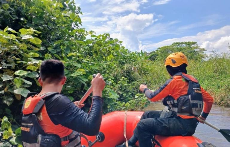Tim SAR saat menyisiri lokasi yang diduga hilangnya Mustofa di kawasan Nagari Katapiang, Kecamatan Batang Anai, Kabupaten Padangpariaman. IST