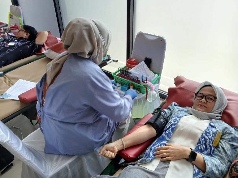 Aksi donor darah dalam rangka HUT ke-64 Bank Nagari. IST