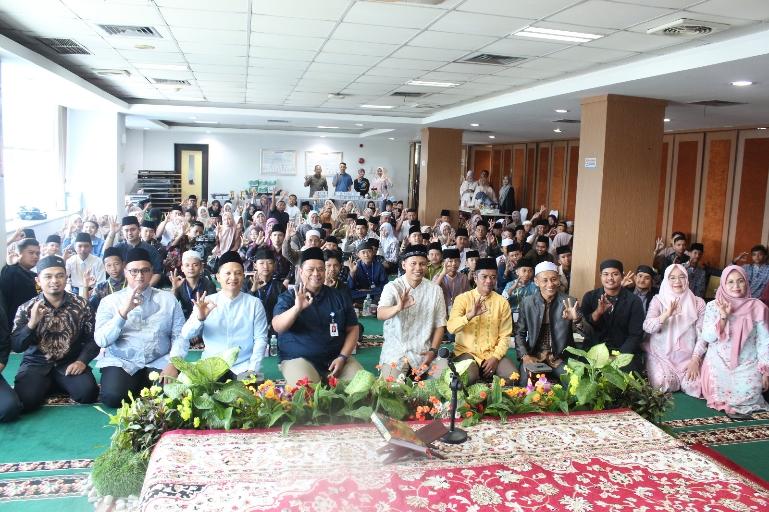 Direktur Kredit dan Syariah Bank Nagari Hafid Dauli bersama peserta Lomba MTQ dan Lomba Adzan dalam rangka HUT ke-64 Bank Nagari, Sabtu (25/4/2026). IST