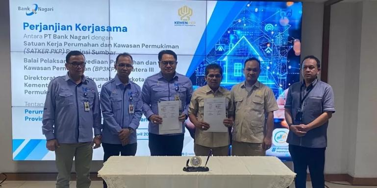 Foto bersama usai prosesi penandatanganan kerja sama antara Bank Nagari, Satuan Kerja Perumahan dan Kawasan Permukiman (PKP) Provinsi Sumatera Barat, serta BP3KP Sumatera III. IST