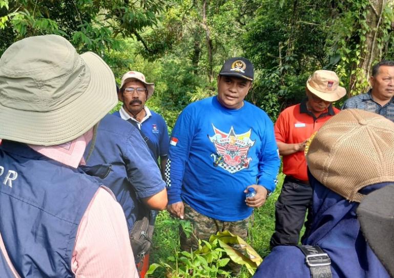 Anggota DPRD Sumbar, Verry Mulyadi dialog dengan warga Batu Gadang yang menginginkan adanya jalan penghubung di tempat mereka, Jumat (3/4/2026). IST