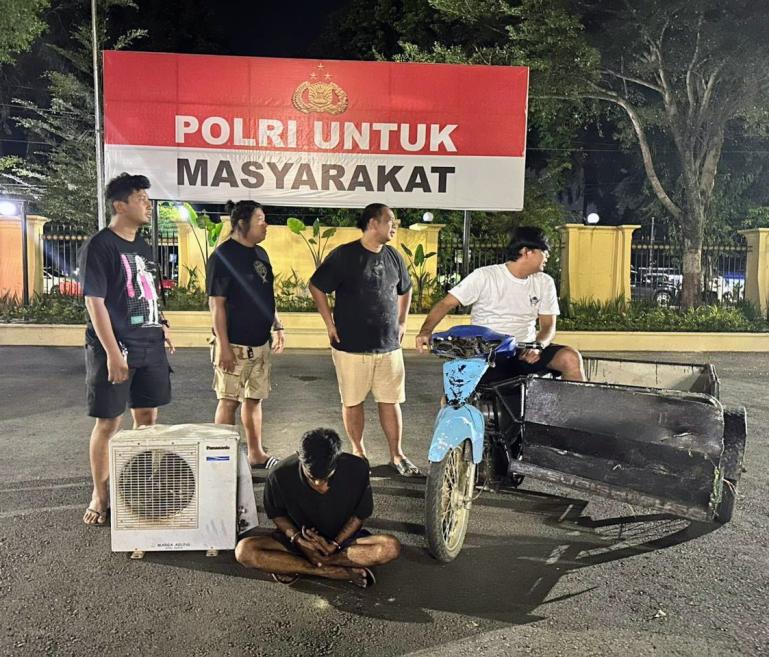 Tersangka pencuri AC rumah kosong berhasil dibekuk Tim Klewang Satreskrim Polresta Padang, kemarin. IST