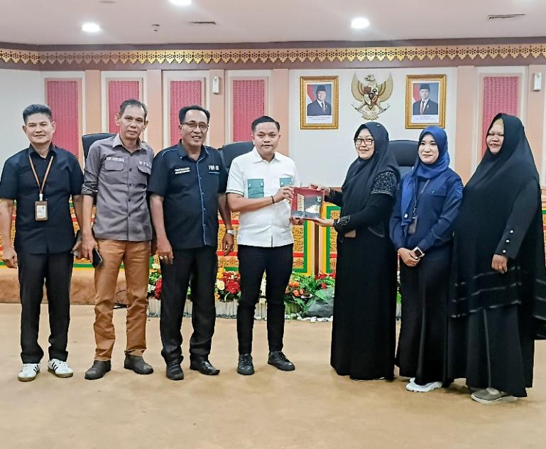 Kasubag Humas DPRD Riau, Teddy Kurniawan terima cinderamata dari perwakilan Sekretariat DPRD Sumbar dan Ketua FWP Sumbar, Novrianto saat lakukan studi tiru ke Riau, Rabu (22/4/2026). (dok : arunala.com)