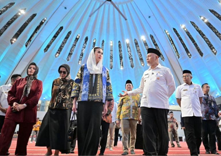 Gubernur Sumbar Mahyeldi dampingin Menteri Pariwisata Republik Indonesia, Widiyanti Putri Wardhana saat mengunjungi Masjid Raya Syekh Ahmad Khatib Al-Minangkabawi, Kota Padang, Rabu (29/4/2026). IST